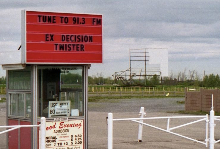 Naquela época, um tornado destruiu um drive-in que tocava Twister... Ou foi?