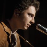 Timothée Chalamet canta como Bob Dylan no trailer de A Complete Unknown