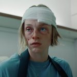 Trailer de cuco mostra Hunter Schafer e Dan Stevens enlouquecendo