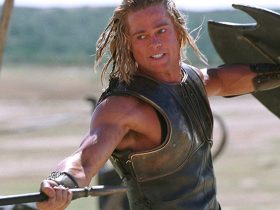 Brad Pitt sofreu uma lesão dolorosamente irônica durante as filmagens de Troy, de 2004