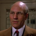 O subestimado filme de ficção científica que deu a Patrick Stewart seu primeiro beijo na tela