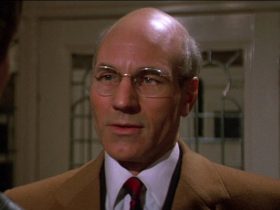 O subestimado filme de ficção científica que deu a Patrick Stewart seu primeiro beijo na tela