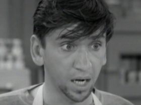 A carreira de ator de Bob Denver quase descarrilou anos antes da ilha de Gilligan