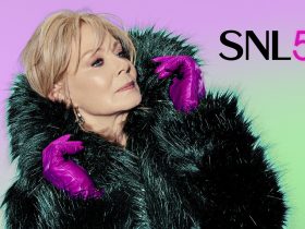 A estreia da 50ª temporada do Saturday Night Live manca em pedaços obsoletos e desperdiça o brilhante Jean Smart