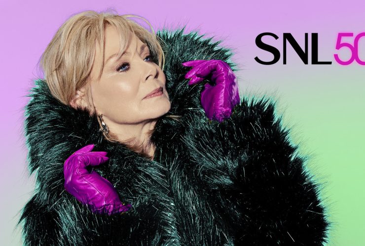 A estreia da 50ª temporada do Saturday Night Live manca em pedaços obsoletos e desperdiça o brilhante Jean Smart