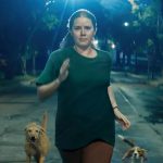 Amy Adams está literalmente se transformando em um cachorro no trailer de Nightbitch