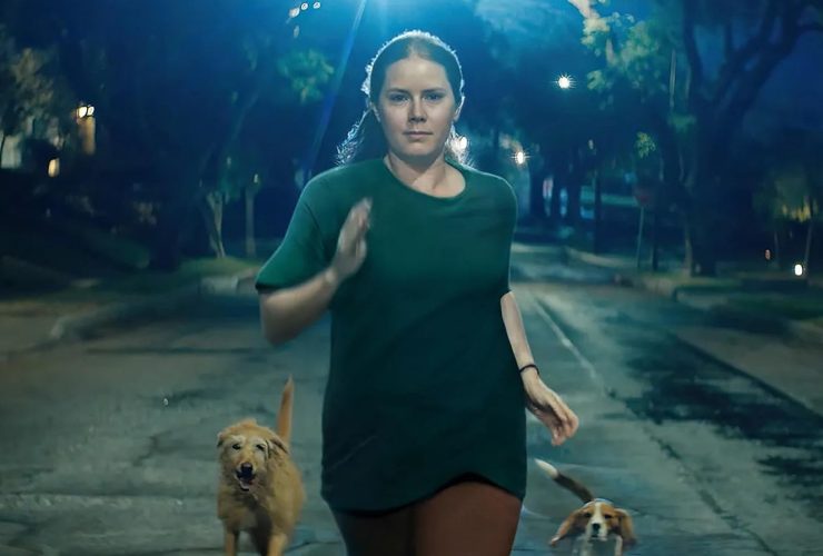 Amy Adams está literalmente se transformando em um cachorro no trailer de Nightbitch