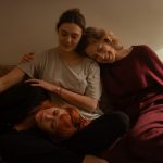 Crítica de suas três filhas: Carrie Coon, Natasha Lyonne e Elizabeth Olsen são magníficas neste drama emocional