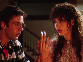 The Cut Beetlejuice Cena de Beetlejuice que trouxe de volta Alec Baldwin e Geena Davis