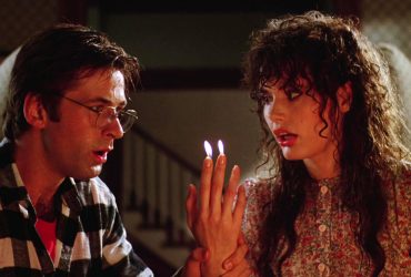 The Cut Beetlejuice Cena de Beetlejuice que trouxe de volta Alec Baldwin e Geena Davis