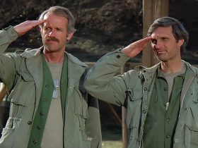 Por que Alan Alda bateu de frente com um diretor vencedor do Emmy no set de M*A*S*H