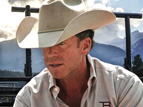 Por que Taylor Sheridan se escolheu como Travis Whitley de Yellowstone