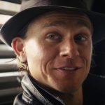 Charlie Hunnam está irreconhecível como Ed Gein na terceira temporada do monstro de Ryan Murphy