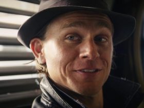 Charlie Hunnam está irreconhecível como Ed Gein na terceira temporada do monstro de Ryan Murphy