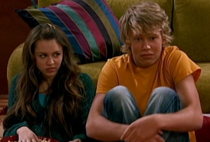 Larry David e Austin Butler tiveram participações especiais no mesmo episódio de… Hannah Montana?