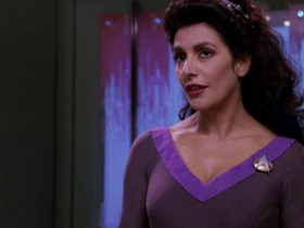 Por que Deanna Troi perdeu o sotaque em Star Trek: a próxima geração