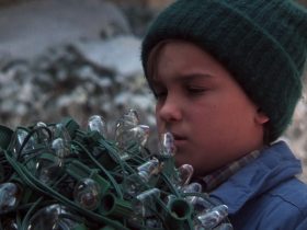 Um filme de Natal explodindo em Max é um dos primeiros papéis de Johnny Galecki