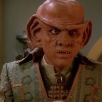 Por que alguns personagens Ferengi usam capacetes em Star Trek: Deep Space Nine