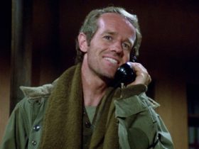 Por que ingressar no M*A*S*H foi uma experiência ‘destruidora de nervos’ para Mike Farrell