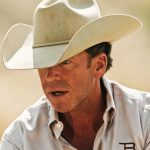 Como o criador do Yellowstone, Taylor Sheridan, se sente sobre as críticas negativas do programa