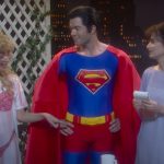 John Mulaney como Superman conhece o horrível colega de quarto de Lois Lane em um esboço do SNL