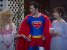 John Mulaney como Superman conhece o horrível colega de quarto de Lois Lane em um esboço do SNL