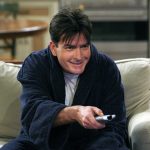 Por que Charlie Sheen foi demitido de dois homens e meio