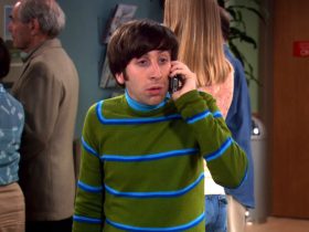 Por que a mãe de Howard Wolowitz parece diferente no jovem Sheldon