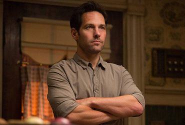 Por que as damas de honra cortaram uma cena hilária de patinação no gelo com Paul Rudd