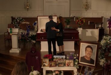 Por que o episódio do funeral do jovem Sheldon de George Cooper teve que ser reeditado