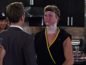 Um episódio clássico de How I Met Your Mother (mais ou menos) previu Cobra Kai