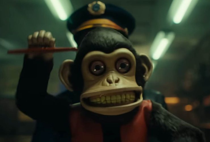 Como as cenários de celebridades estranhos do macaco agitam o filme de terror sangrento