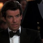 Por que nenhum dos filmes de James Bond de Pierce Brosnan é baseado nos livros 007