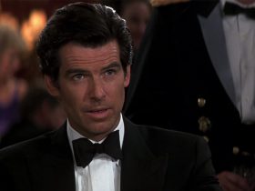 Por que nenhum dos filmes de James Bond de Pierce Brosnan é baseado nos livros 007