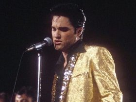 A estrela da música country que deu a Kurt Russell sua voz cantando para Elvis