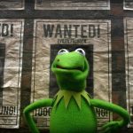 Como o título original de Muppets Most Wanted toca na música de abertura