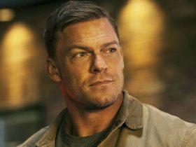 Qual é a altura de Jack Reacher de Alan Ritchson na série vs. Os livros?