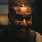 Quem interpreta o personagem de roubo de cena dos pecadores Delta Slim?