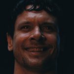 Quem interpreta o vilão principal dos pecadores Remmick?