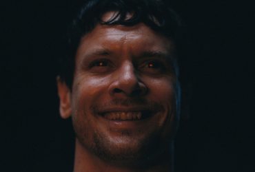 Quem interpreta o vilão principal dos pecadores Remmick?